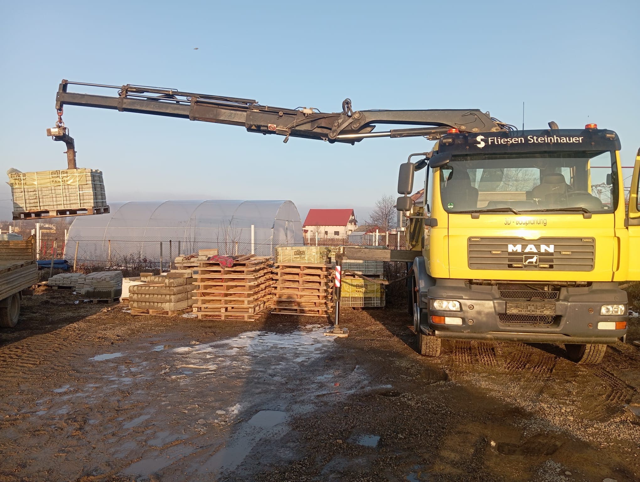 Încărcare pavele cu macaraua